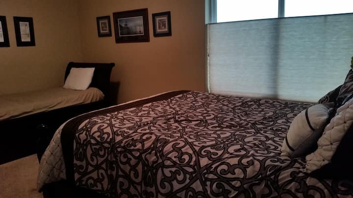 卧室1：一张标准双人床和一张单人床 