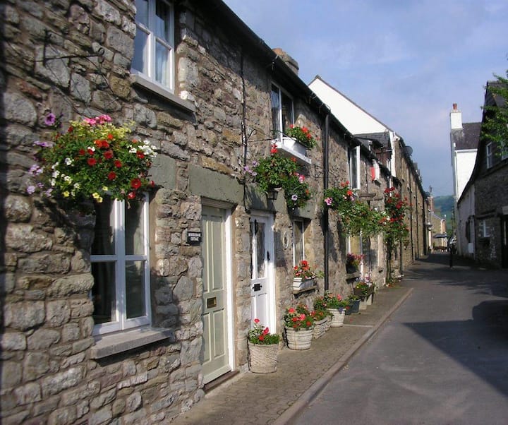 Brocklebank Cottage- located in the centre of Hay