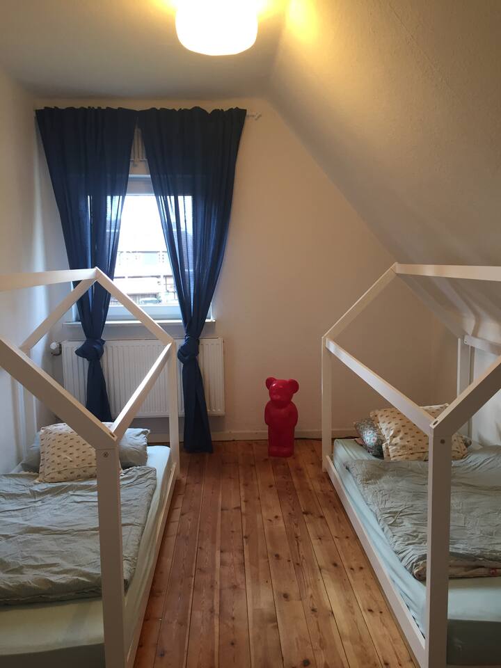 חדר ילדים עם שתי מיטות למעלה