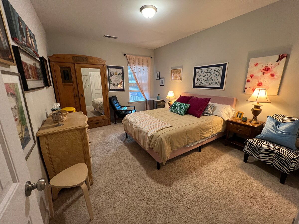 غرفة الضيوف في الطابق السفلي وسرير كبير