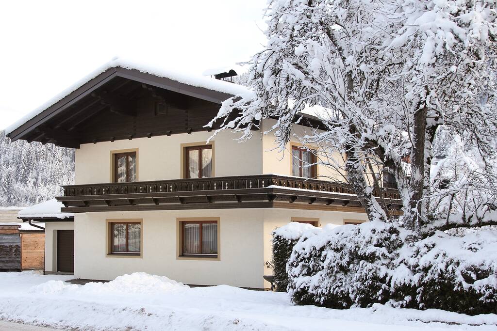 #hostFLACHAU1 Die Unterkunft mitten im Zentrum von Flachau beinhaltet 5 Zimmer mit unterschiedlichen Belegungsmöglichkeiten. Frühstück, Hallenbad, Sauna und Fitnesstudio können im benachbarten Sporthotel Tauernhof zugebucht werden.