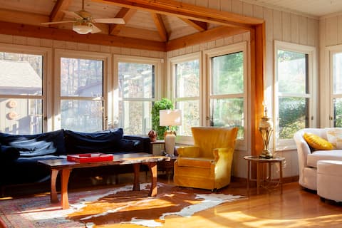 Sunbeam Lodge: Sauna+Hot Tub, 50 Acres, ‘70s Oasis