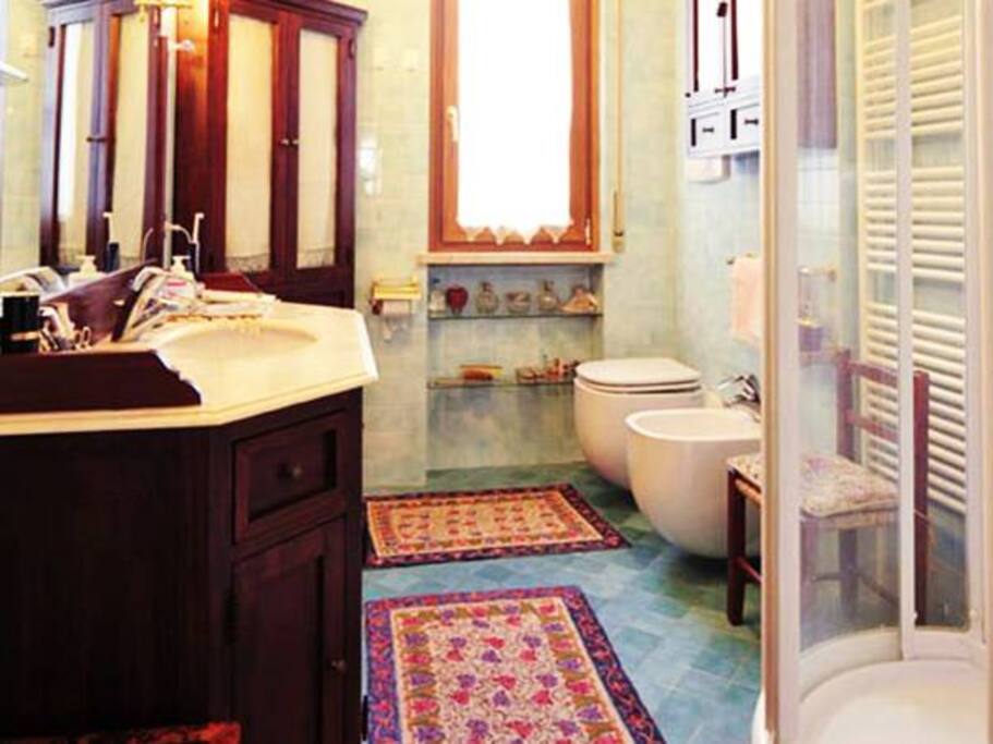 Bathroom, shared with me!!