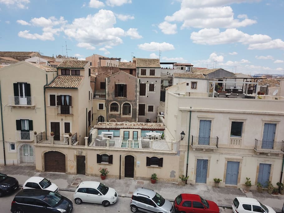 Afrodite è un appartamento ridente , luminoso e fresco , grazie alle numerose finestre che si aprono sia sul mare , sia sul retro,da dove si gode una romantica vista sui tetti della città.