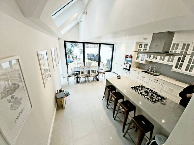 Luxury 5 Bed 4 Bath Garden House (3 desks) gallery image 4