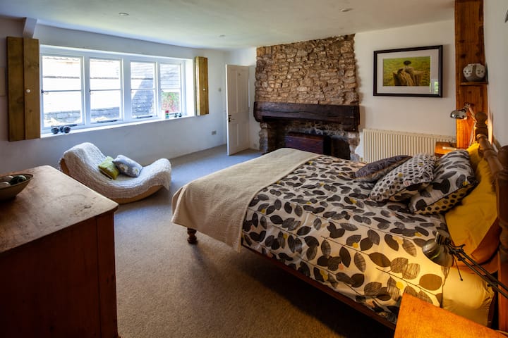 Ist floor: Master King Size bed with en-suite bathroom. Freestanding bath