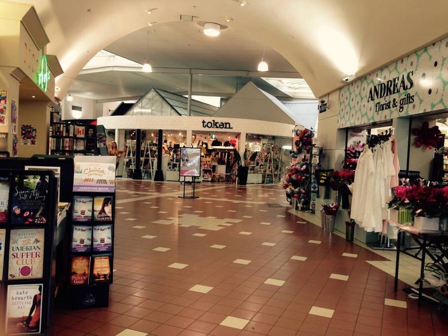 15 minute walk to Avonhead Mall which has restaurant/bar, supermarket and specialty shops
