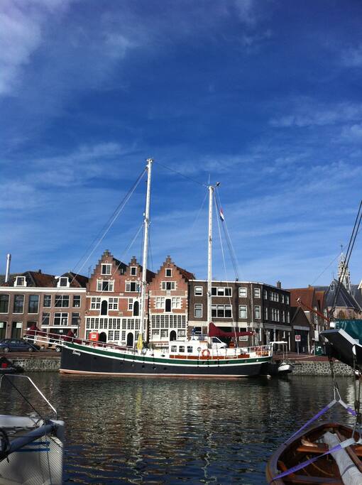 De historische haven van Hoorn is de thuishaven van charterschip Steady