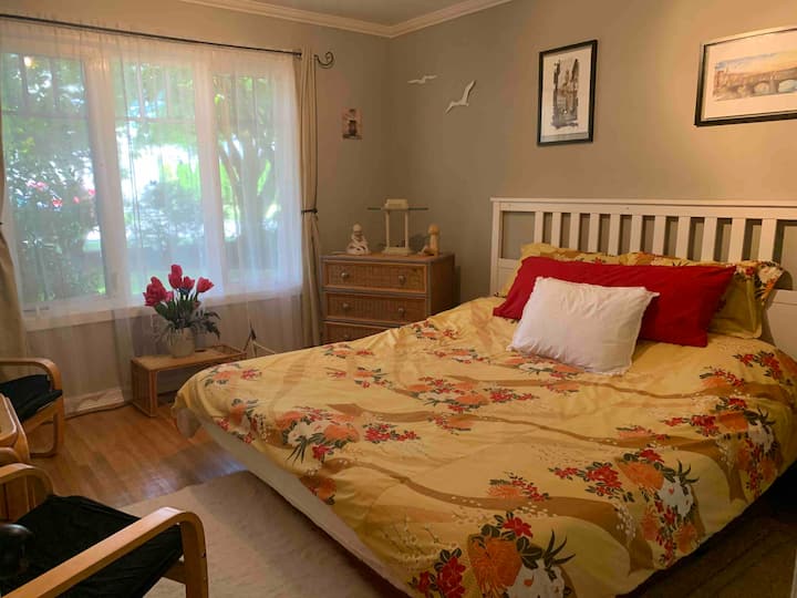 ห้องนอนใหญ่พร้อมห้องน้ำในตัว - เตียงขนาดคิงไซส์ 