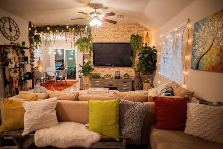 Premium Bohemian Imagintorium ❤️️ 5 BRms | 4mi⇒ DT gallery image 2