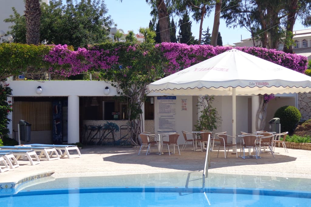 Piscina com bar de apoio ambiente muito tranquilo