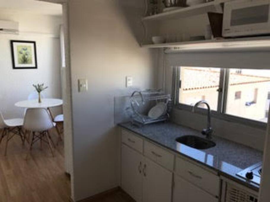 Cocina con anafe, microondas y vajilla completa a estrenar