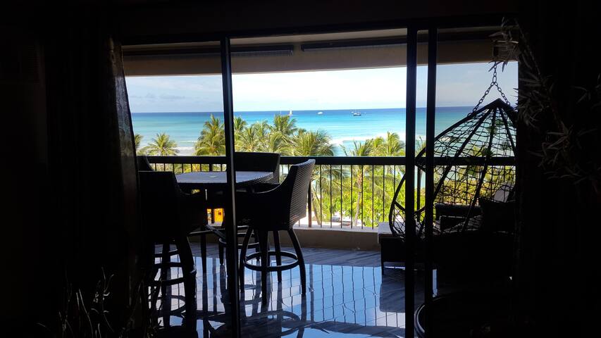 New Reno!! Direct Oceanfront @ Waikiki Beach Tower gallery image 4