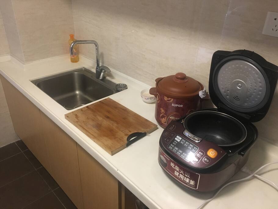 厨房,东西还比较齐全,还有冰箱