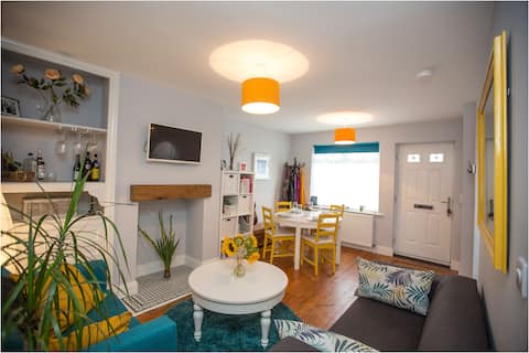 Top performing Airbnb: Smart Burley home with great links to city in Kirkstall