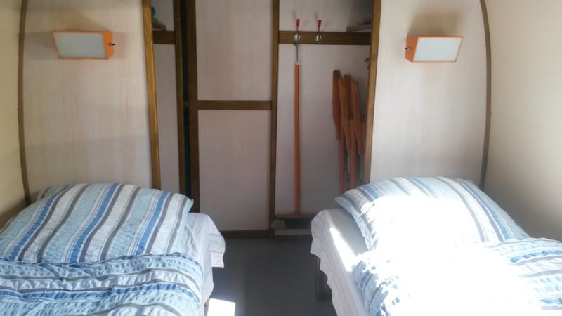 Landyacht velika prikolica s 2 kreveta za jednu osobu i bračnim krevetom ispred