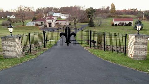 Immaculate Estate ⭐️⭐️⭐️⭐️⭐️ 4 BR 3 Bath Home, 10 Acres