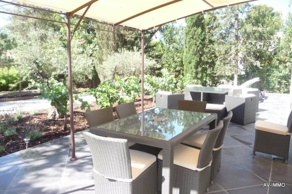 table, chaises, barbecue weber, chaises longues, parasol,
