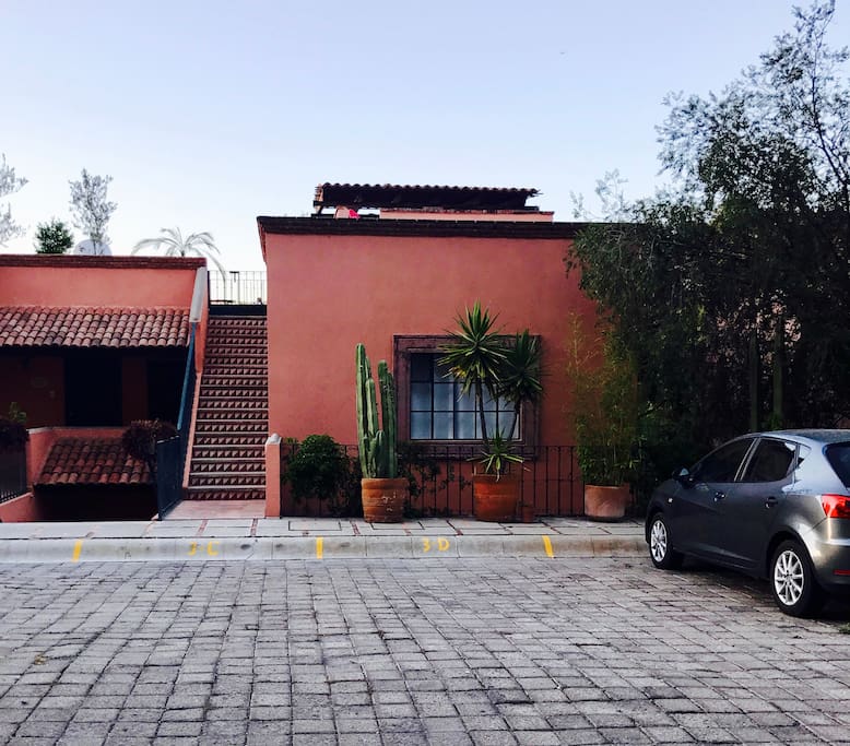 Estacionamiento para un auto, frente a la casa.
Parking for one car, in front of the house.