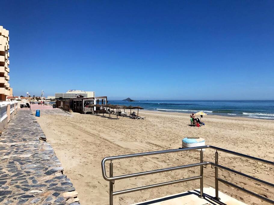 En la playa que hay junto al apartamento hay un chiringuito/restaurante