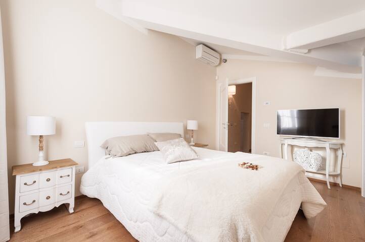 Santa Croce Penthouse w/ Rooftop Patio & Lift gallery image 2