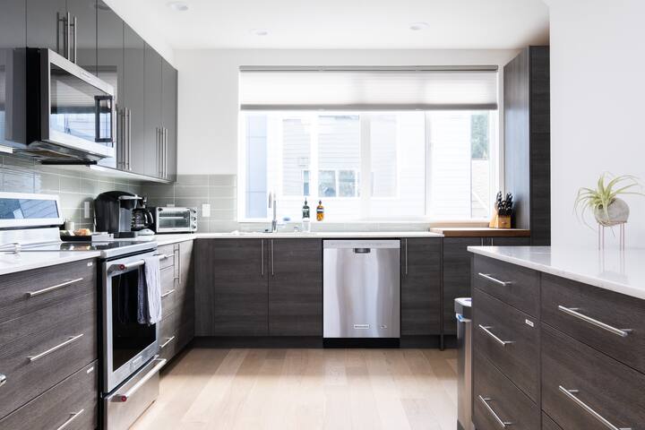 Spacious Seattle 3BR Loft w/ Space Needle Views gallery image 4