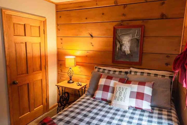 Cama tamaño grande con estructura de cama antigua