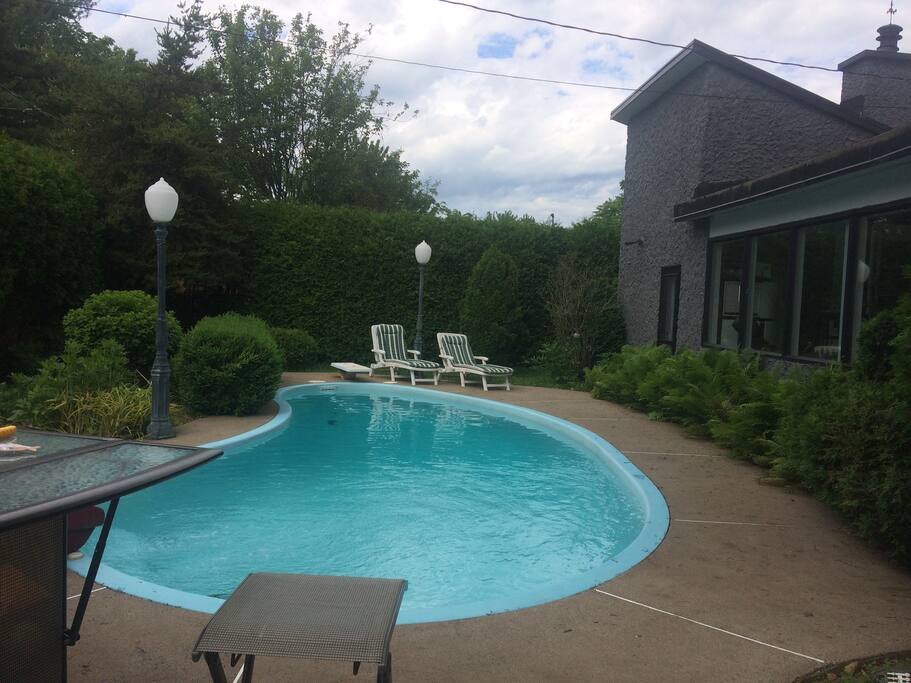 Piscine chauffée eT cour intime.