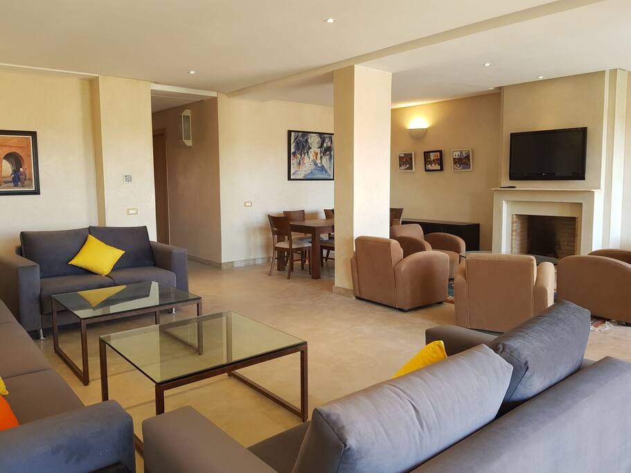 Le séjour avec salle a manger et cheminé - Livingroom with fireplace