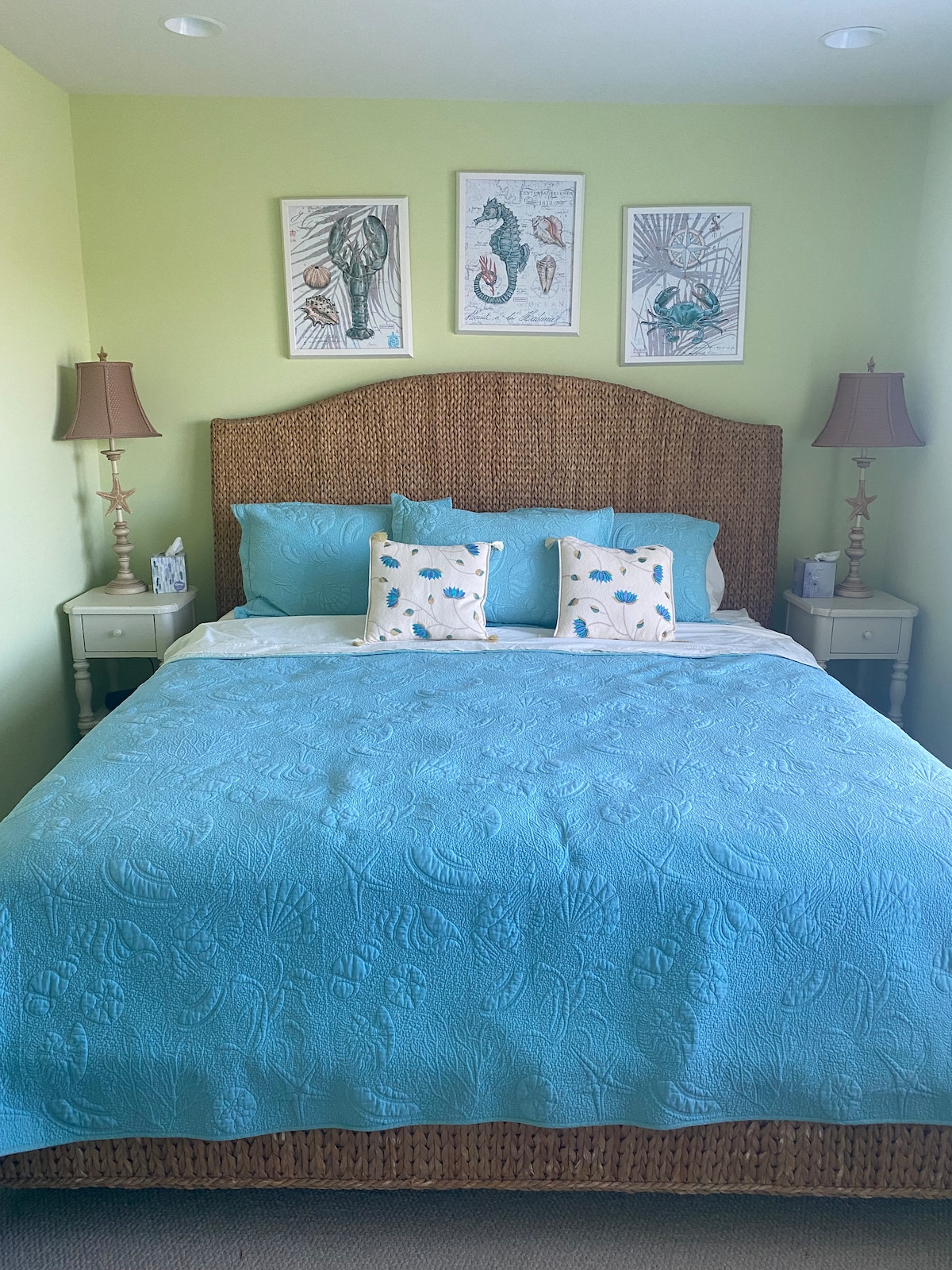 მე-2 სართული საძინებელი საწოლით, კარადათი და ფანჯრით