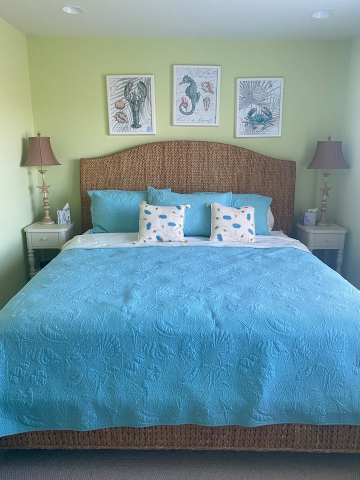 Dormitorio en el segundo piso con cama tamaño king, armario y ventana