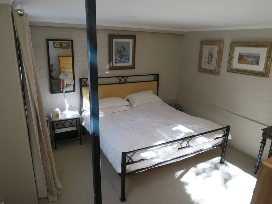 Spacious bedroom - extra kingsize luxury bed