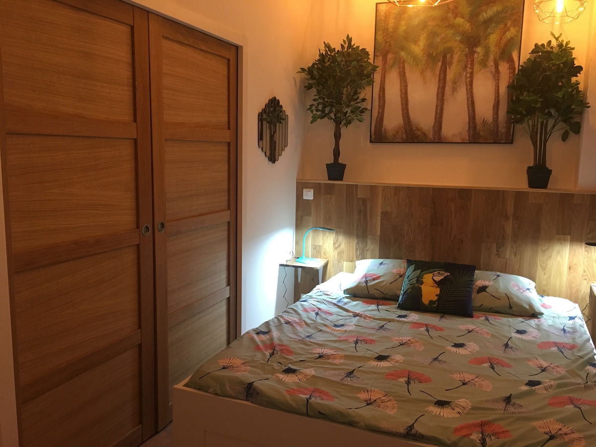 Spálňa s baldachýnom a uzavretou odnímateľnou priečkou 