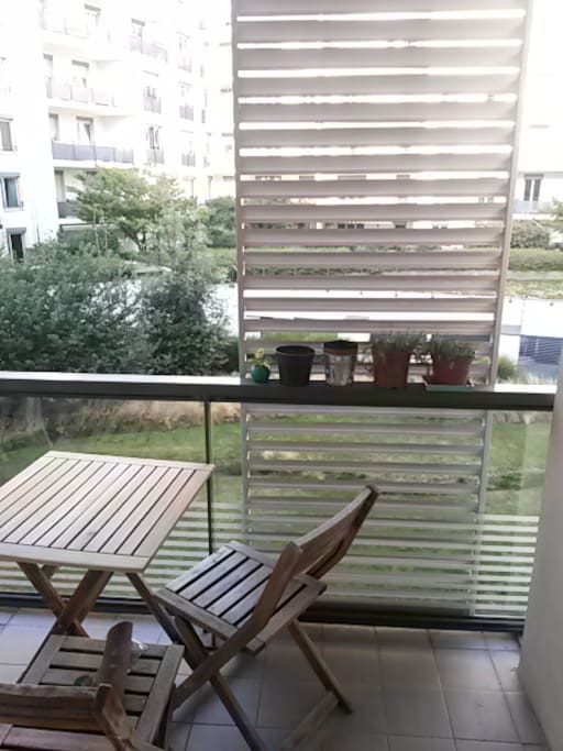 Une chouette terrasse, avec un petit espace vert !