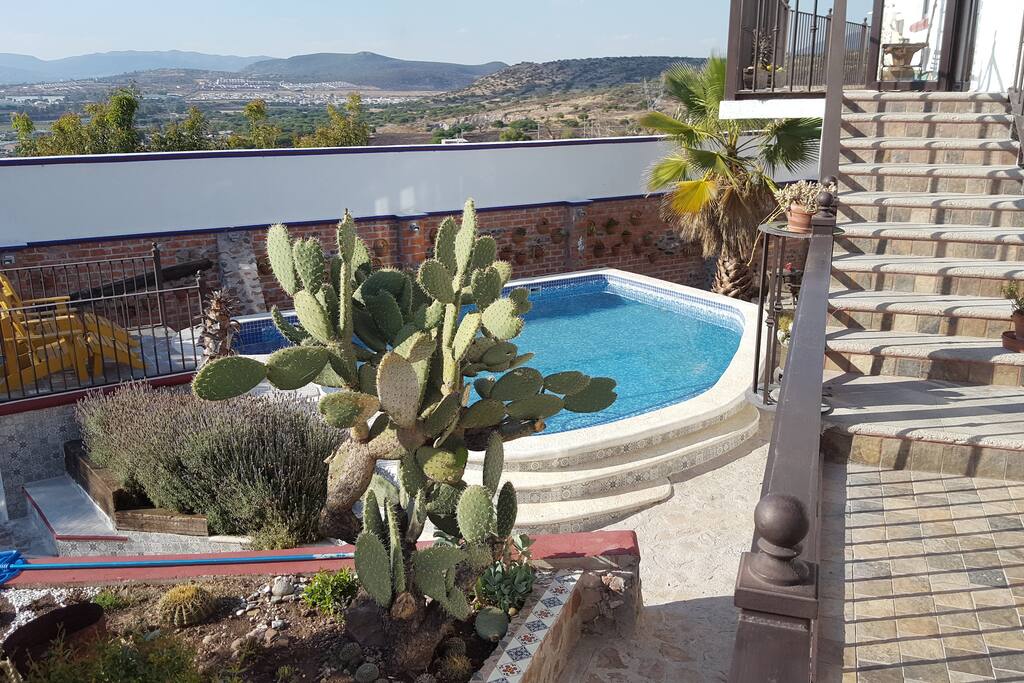 Jardin y piscina con jacuzzi