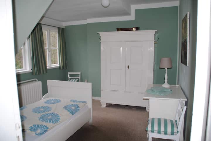 Საძილე ოთახის  იატაკი
ერთადგილიანი საწოლი