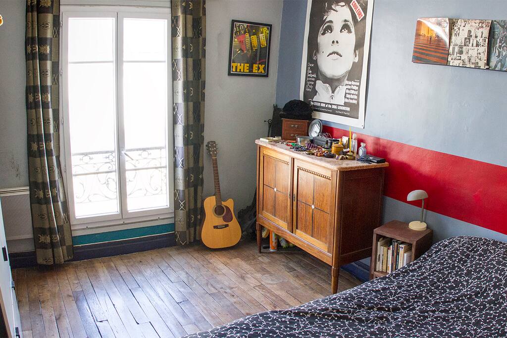 Grande chambre, nombreux rangements, grand lit double.