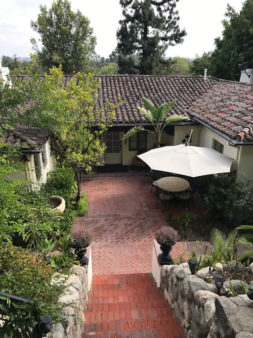 Guest rooms own entrance & garden.
客房独立出入口及专属花园