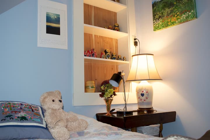 小卧室是床单和小储藏室。