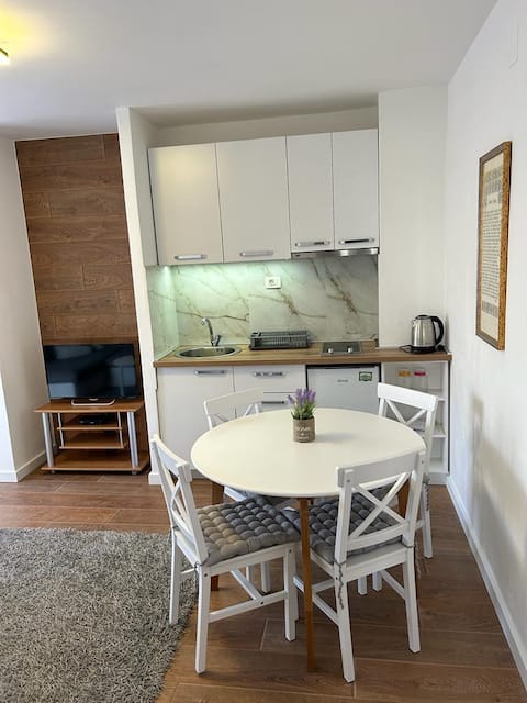 Top performing Airbnb: Apartman Perovic 20m from the sea in Žukotrlica