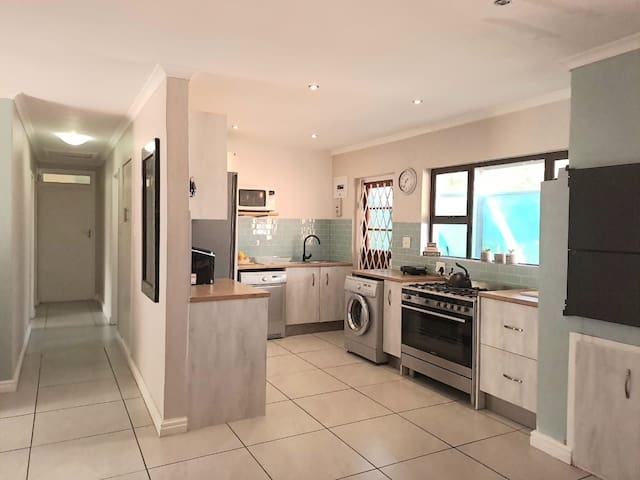 Cheerful 3 bedroom home with indoor fireplace