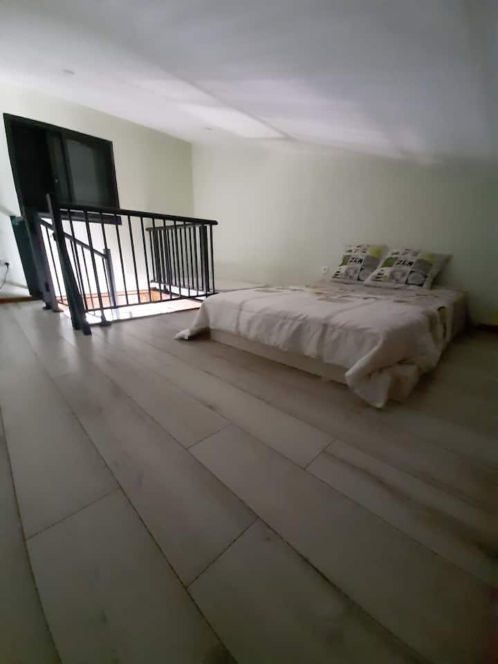 يتكون الميزانين من سرير مزدوج ، وثلاث مراتب مفردة على الأرض على أرضية الباركيه.