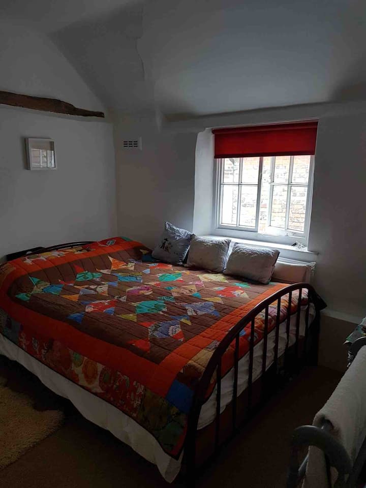 Chumba cha kulala cha pili, kitanda kinapatikana. Godoro maradufu. 