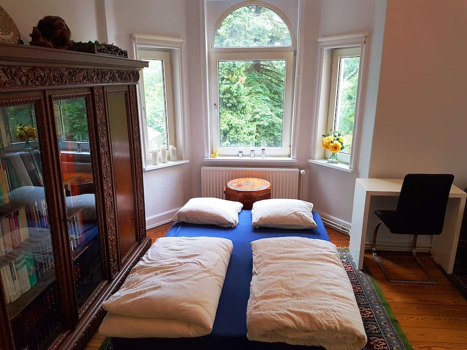 Bett und kleiner Schreibtisch
