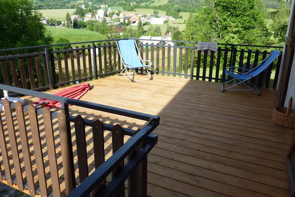 terrasse vue sur village et montagne