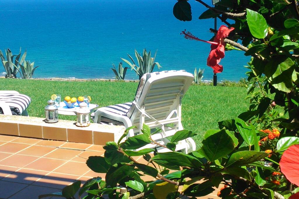 Pongase comodo en primera linea de mar.
Make yourself comfortable in front of the sea