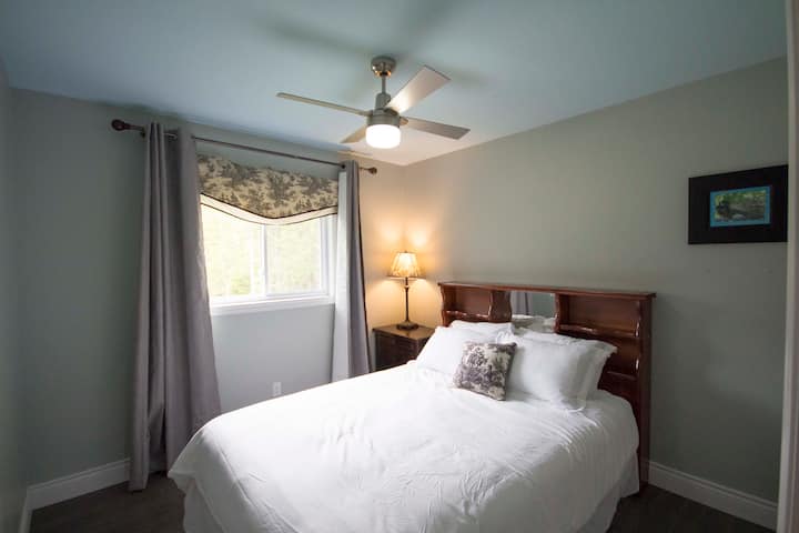 غرفة نوم 3 - سرير كوين وخزانة