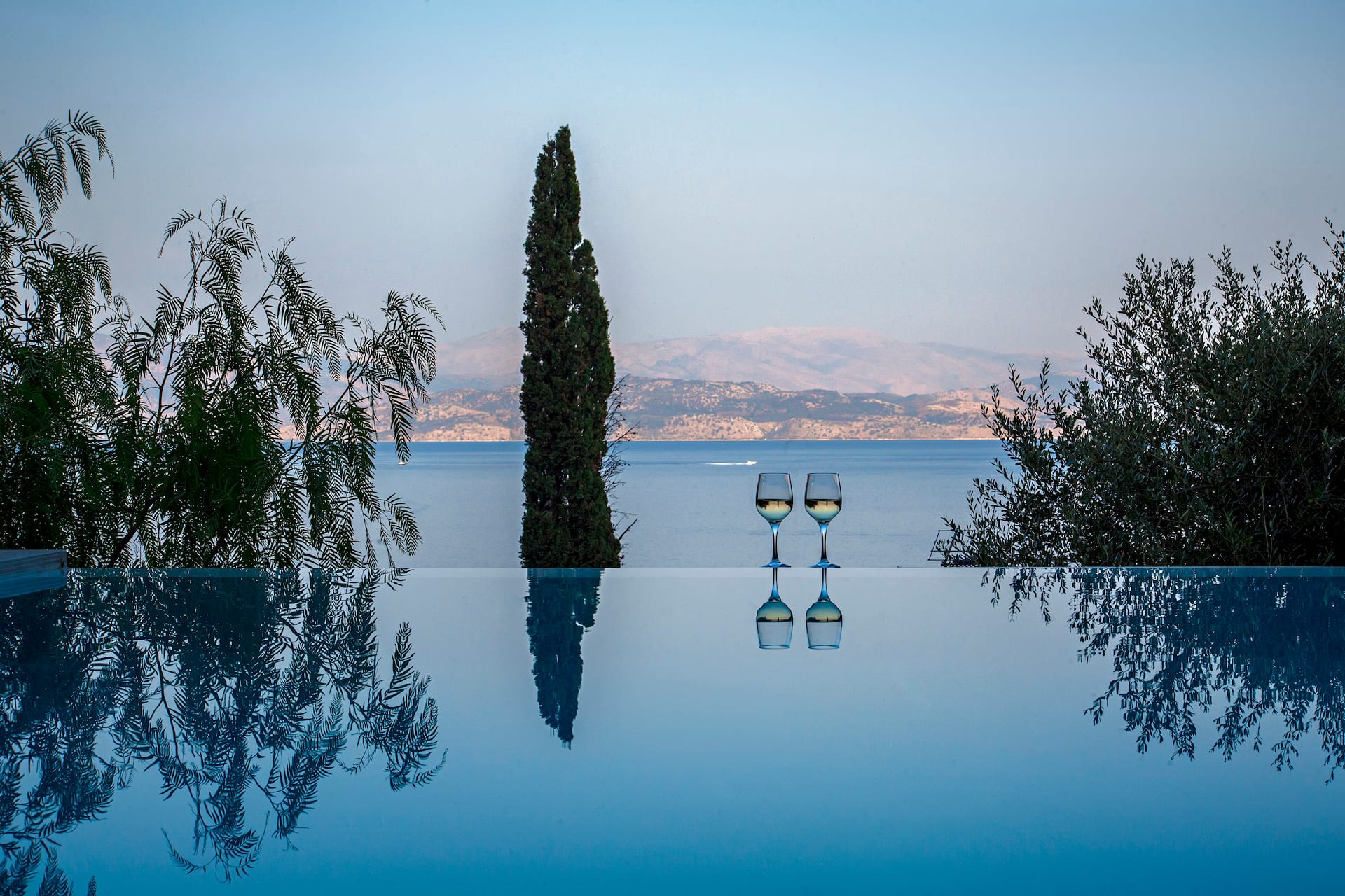Villa ALGEOS suspended between sky and blue sea — foto 2