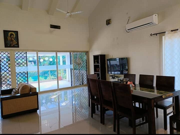 Dining area image 2