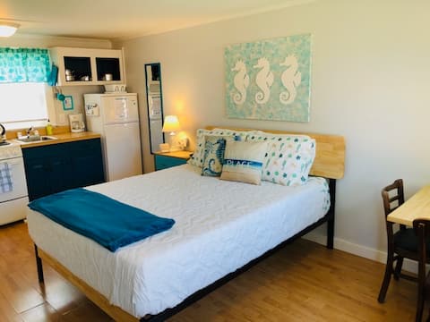 Studio, 300 yards to Glendon Beach; Seahorse#2